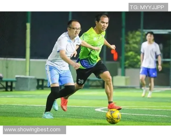 足球明星用爱心助力贫困儿童改变命运的感人故事